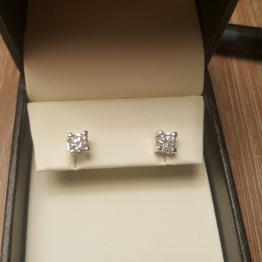 Diamonds stud earrings